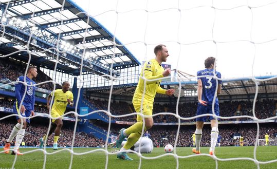 LONDON, ENGLAND - APRIL 02: Christian Eriksen of Brentford celebrates after scoring their side's second goal during the Premier League match between Chelsea and Brentford at Stamford Bridge on April 02, 2022 in London, England. (Photo by Alex Pantling/Getty Images) Eriksen allo United, follia sul web: un internauta pubblica un video mentre brucia la maglia del danese - immagine 1