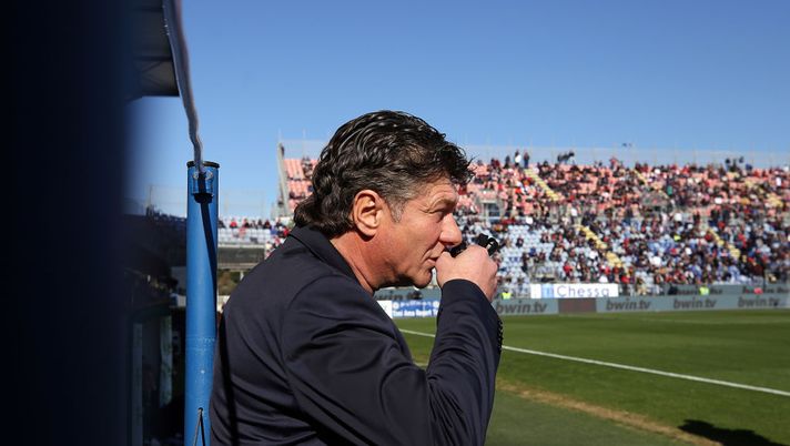 CAGLIARI, ITALY - JANUARY 23: Walter Mazzarri coach of Cagliari lools on during the Serie A match between Cagliari Calcio and ACF Fiorentina at Sardegna Arena on January 23, 2022 in Cagliari, Italy. (Photo by Enrico Locci/Getty Images) Mazzarri: “Pavoletti lo volevo da prima. Lovato? Spero di non perderlo a lungo” - immagine 1