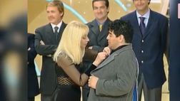 VIDEO Raffaella Carrà, che legame con Maradona: quei palleggi con “El Pibe de Oro”