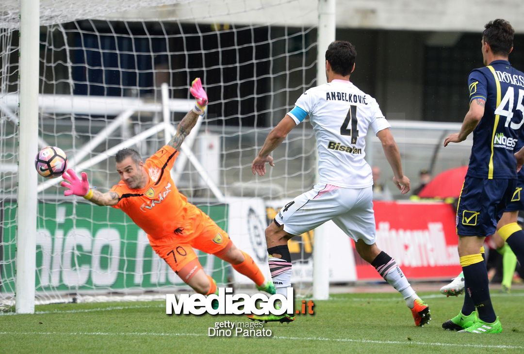  VERONA, ITALY - MAY 07:  Stefano Sorrentino goalkeeper of AC ChievoVerona saves a shot from Sinisa Andjelkovic of  US Citta di Palermo during the Serie A match between AC ChievoVerona and US Citta di Palermo at Stadio Marc'Antonio Bentegodi on May 7, 2017 in Verona, Italy.  (Photo by Dino Panato/Getty Images) 