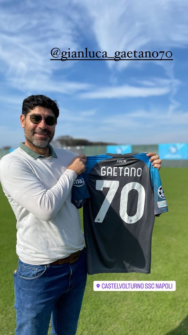 FOTO Gaetano regala la maglia a Sosa, ed il Pampa ringrazia “Grazie guagliò”- immagine 4