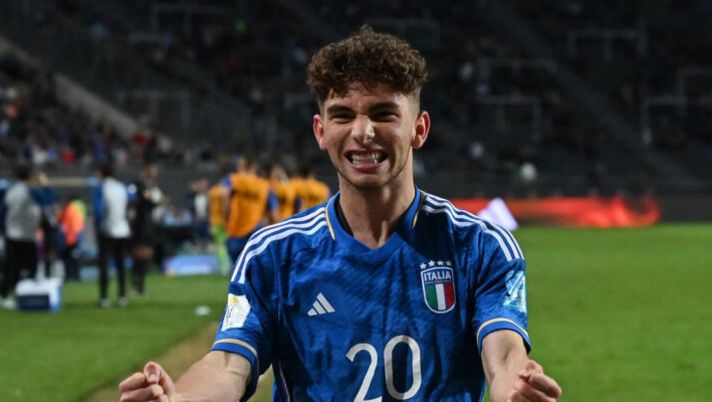 Italy's midfielder Simone Pafundi celebrates after scoring a goal from a free-kick during the Argentina 2023 U-20 World Cup semi-final match between Italy and South Korea at the Estadio Unico Diego Armando Maradona stadium in La Plata, Argentina, on June 8, 2023. (Photo by Luis ROBAYO / AFP) (Photo by LUIS ROBAYO/AFP via Getty Images) Udinese, Balzaretti: “Pafundi? Non è detto che non torni a giocare qui” - immagine 1