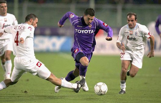  FLORENCE, ITALY - DECEMBER 10: Valeri Bojinov of Fiorentina (C) competes with Francesco Galeoto (R) and Marcello Cottafava (L) of Treviso during the Serie A match between Fiorentina and Treviso at the Stadio Artemio Franchi on December 10, 2005 in Florence, Italy. (Photo by New Press/Getty Images) 