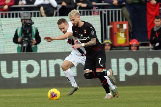  CAGLIARI, ITALY - JANUARY 11: Samuel Castillejo of Milan in contrast with Marko Rog of Cagliari during the Serie A match between Cagliari Calcio and AC Milan at Sardegna Arena on January 11, 2020 in Cagliari, Italy. (Photo by Enrico Locci/Getty Images) 