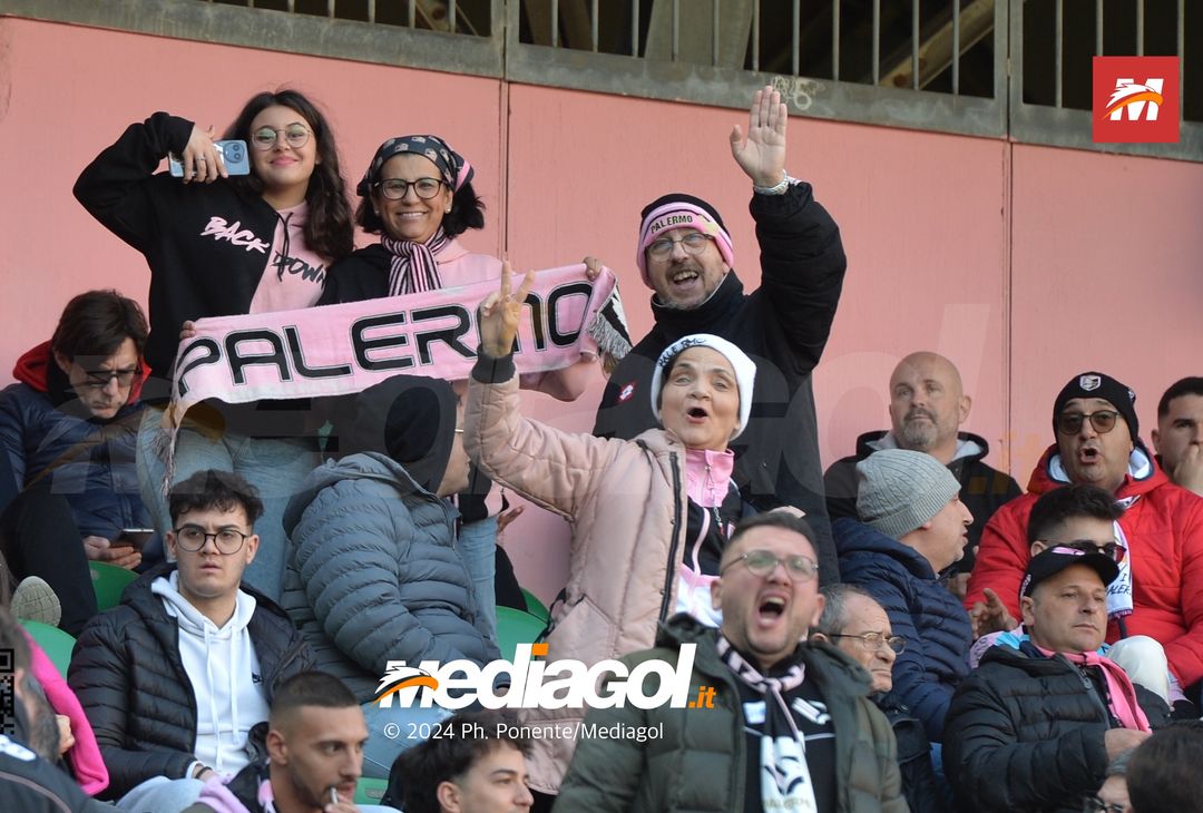 FOTOTIFO Palermo-Como 3-0, gli scatti ai tifosi al “Renzo Barbera” (GALLERY) - immagine 6