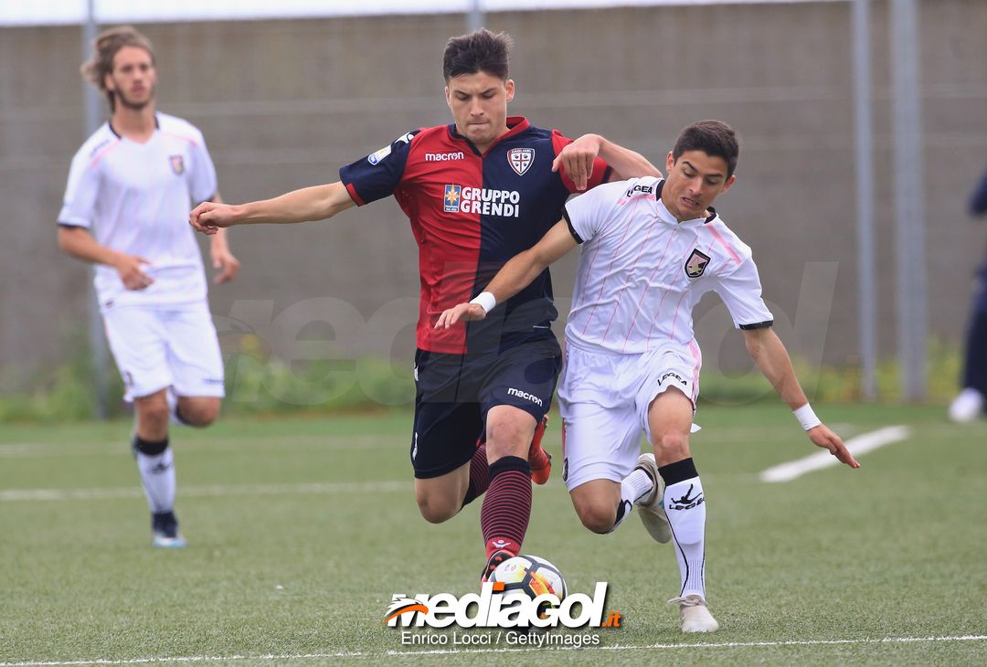  CAGLIARI, ITALY - MAY 05: Jose Maria Silva Marques of PAlermo U19 battles for the ball with Riccardo Donadiotto of Cagliari U19  during the Primavera 1 match between Cagliari Calcio U19 and US Citta di Palermo U19 at Stadio Renato Raccis on May 5, 20188.  (Photo by Enrico Locci/Getty Images) 
