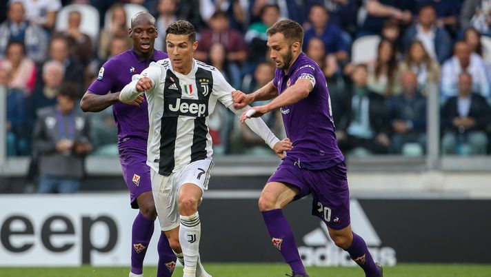 TURIN, ITALY - APRIL 20: German Pezzella of ACF Fiorentina challenges Cristiano Ronaldo of Juventus during the Serie A match between Juventus and ACF Fiorentina on April 20, 2019 in Turin, Italy. (Photo by Giampiero Sposito/Getty Images) 