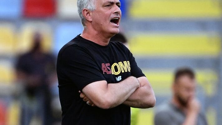 Portuguese AS Roma's coach Jose Mourinho reacts during a friendly football match between AS Roma and Debrecen VSC at the Benito Stirpe Stadium in Frosinone, near Rome, on July 25, 2021. (Photo by Filippo MONTEFORTE / AFP) (Photo by FILIPPO MONTEFORTE/AFP via Getty Images) Il Romanista: “Mourinho non si dimette, anzi. Ma è arrabbiato per una cosa su tutte” - immagine 1