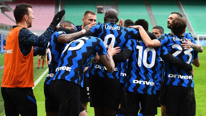 MILAN, ITALY - JANUARY 03: Romelu Lukaku of FC Internazionale celebrates with team-mates after scoring the fourth goal during the Serie A match between FC Internazionale and FC Crotone at Stadio Giuseppe Meazza on January 03, 2021 in Milan, Italy. (Photo by Claudio Villa - Inter/Inter via Getty Images) MILAN, ITALY - JANUARY 03: Romelu Lukaku of FC Internazionale celebrates with team-mates after scoring the fourth goal during the Serie A match between FC Internazionale and FC Crotone at Stadio Giuseppe Meazza on January 03, 2021 in Milan, Italy. (Photo by Claudio Villa - Inter/Inter via Getty Images)