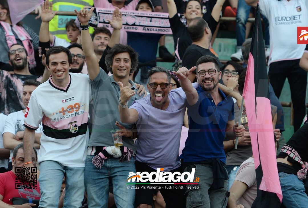 Fototifo, i tifosi allo stadio per Palermo-Feralpisaló 1-0 (gallery) - immagine 164