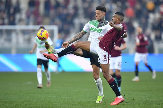 TURIN, ITALY - JANUARY 23: Gleison Bremer of Torino FC competes with Gianluca Scamacca of US Sassuolo during the Serie A match between Torino FC and US Sassuolo at Stadio Olimpico di Torino on January 23, 2022 in Turin, Italy. (Photo by Valerio Pennicino/Getty Images) Fratti (Gazzetta di Modena): “Il Sassuolo sta affrontando difficoltà inattese”- immagine 2