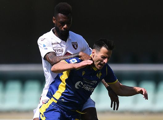VERONA, ITALY - MAY 09: NIkola Kalinic of Hellas Verona competes for the ball with Nicolas Nkoulou of Torino FC during the Serie A match between Hellas Verona FC and Torino FC at Stadio Marcantonio Bentegodi on May 09, 2021 in Verona, Italy. Sporting stadiums around Italy remain under strict restrictions due to the Coronavirus Pandemic as Government social distancing laws prohibit fans inside venues resulting in games being played behind closed doors. (Photo by Alessandro Sabattini/Getty Images) VERONA, ITALY - MAY 09: NIkola Kalinic of Hellas Verona competes for the ball with Nicolas Nkoulou of Torino FC during the Serie A match between Hellas Verona FC and Torino FC at Stadio Marcantonio Bentegodi on May 09, 2021 in Verona, Italy. Sporting stadiums around Italy remain under strict restrictions due to the Coronavirus Pandemic as Government social distancing laws prohibit fans inside venues resulting in games being played behind closed doors. (Photo by Alessandro Sabattini/Getty Images)