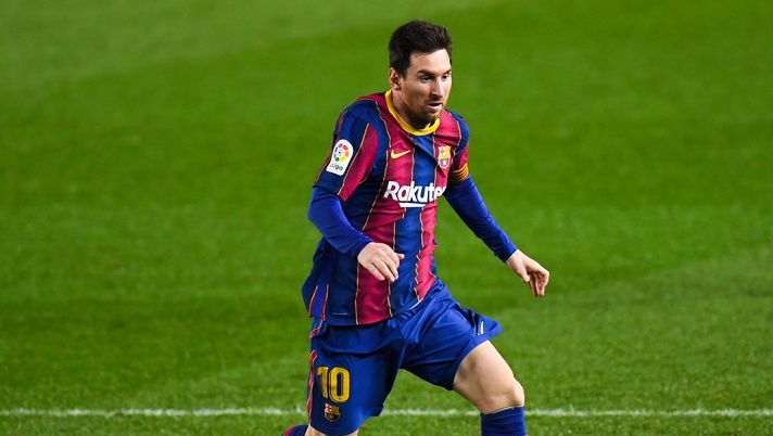 BARCELONA, SPAIN - DECEMBER 16: Lionel Messi of FC Barcelona runs with the ball during the La Liga Santander match between FC Barcelona and Real Sociedad at Camp Nou on December 16, 2020 in Barcelona, Spain. Sporting stadiums around Spain remain under strict restrictions due to the Coronavirus Pandemic as Government social distancing laws prohibit fans inside venues resulting in games being played behind closed doors. (Photo by David Ramos/Getty Images) BARCELONA, SPAIN - DECEMBER 16: Lionel Messi of FC Barcelona runs with the ball during the La Liga Santander match between FC Barcelona and Real Sociedad at Camp Nou on December 16, 2020 in Barcelona, Spain. Sporting stadiums around Spain remain under strict restrictions due to the Coronavirus Pandemic as Government social distancing laws prohibit fans inside venues resulting in games being played behind closed doors. (Photo by David Ramos/Getty Images)