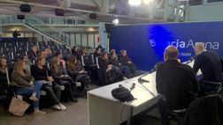 Un gruppo di studenti americani in visita alla Dacia Arena