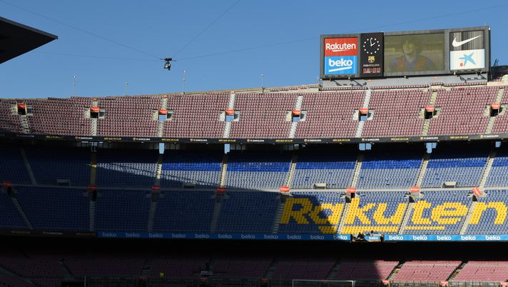 BARCELONA, SPAIN - NOVEMBER 29: Players observe a minutes silence for former footballer, Diego Maradona, who recently passed away prior to the La Liga Santander match between FC Barcelona and C.A. Osasuna at Camp Nou on November 29, 2020 in Barcelona, Spain. Sporting stadiums around Spain remain under strict restrictions due to the Coronavirus Pandemic as Government social distancing laws prohibit fans inside venues resulting in games being played behind closed doors. (Photo by David Ramos/Getty Images) Barcellona-Napoli, scelte le coppie di telecronisti di Sky e Dazn - immagine 1