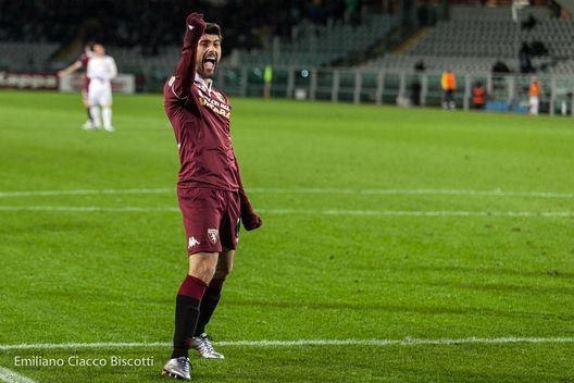  Benassi esulta sotto la Maratona dopo il gol al Frosinone 