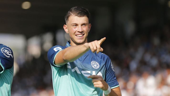 LA SPEZIA, ITALY - SEPTEMBER 12: Lazar Vujadin Samardzic of Udinese Calcio celebrates after scoring a goal during the Serie A match between Spezia Calcio and Udinese Calcio at Stadio Alberto Picco on September 12, 2021 in La Spezia, Italy. (Photo by Gabriele Maltinti/Getty Images) Formazione Udinese, dal sostituto di Pereyra a Samardzic e Pussetto: le scelte per oggi - immagine 1