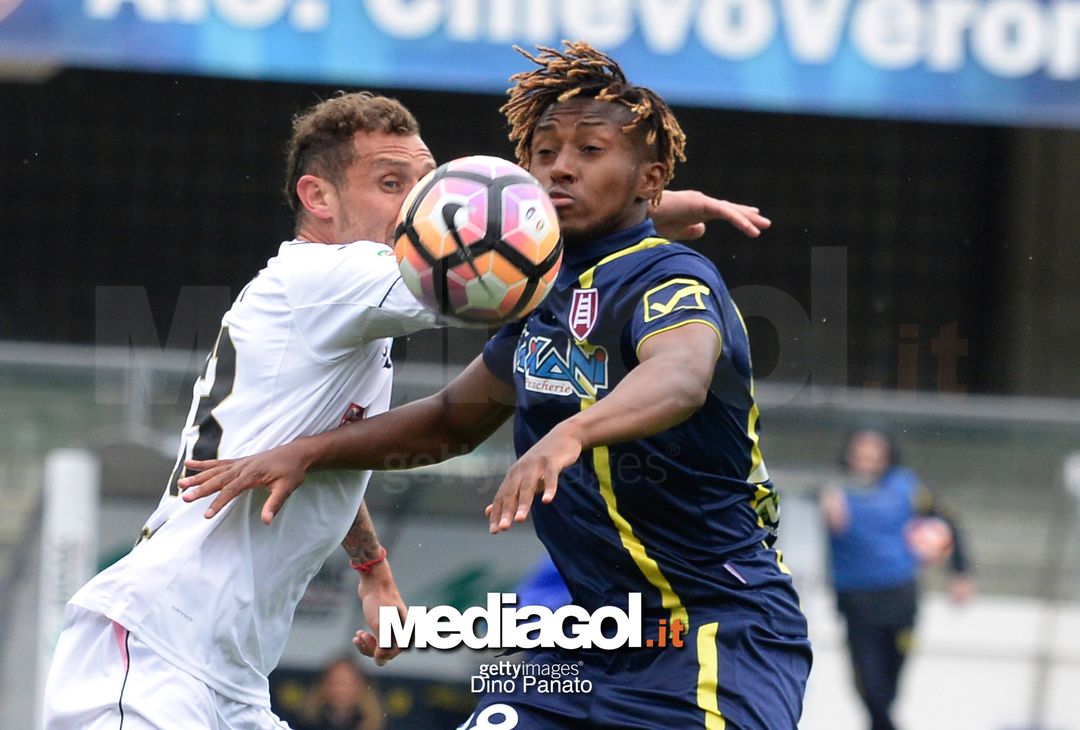  VERONA, ITALY - MAY 07:  Samuel Bastien (R) of AC ChievoVerona competes with Alessandro Diamanti of US Citta di Palermo during the Serie A match between AC ChievoVerona and US Citta di Palermo at Stadio Marc'Antonio Bentegodi on May 7, 2017 in Verona, Italy.  (Photo by Dino Panato/Getty Images) 