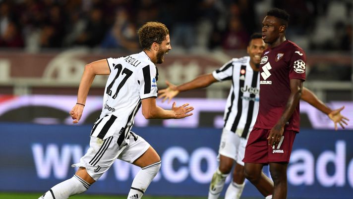 TURIN, ITALY - OCTOBER 02: Manuel Locatelli of Juventus celebrates after scoring their team's first goal during the Serie A match between Torino FC v Juventus at Stadio Olimpico di Torino on October 02, 2021 in Turin, Italy. (Photo by Valerio Pennicino/Getty Images) Fantacalcio Juventus, Locatelli positivo al Covid-19: salta la Salernitana. A rischio gli spareggi mondiali - immagine 1