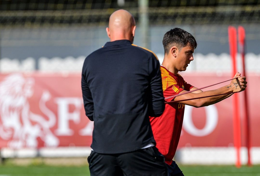 Trigoria, Dybala in gruppo prima della sfida con il Torino – FOTO GALLERY - immagine 30