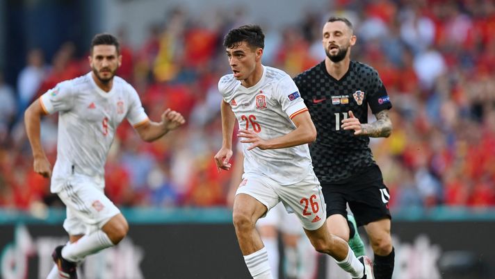 COPENHAGEN, DENMARK - JUNE 28: Pedri of Spain runs with the ball during the UEFA Euro 2020 Championship Round of 16 match between Croatia and Spain at Parken Stadium on June 28, 2021 in Copenhagen, Denmark. (Photo by Stuart Franklin/Getty Images) COPENHAGEN, DENMARK - JUNE 28: Pedri of Spain runs with the ball during the UEFA Euro 2020 Championship Round of 16 match between Croatia and Spain at Parken Stadium on June 28, 2021 in Copenhagen, Denmark. (Photo by Stuart Franklin/Getty Images)