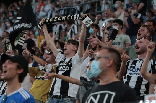 (Photo by Emilio Andreoli/Getty Images) Juve-Napoli, tifo a confronto: bianconeri primi, ma in Campania dominano gli azzurri- immagine 2