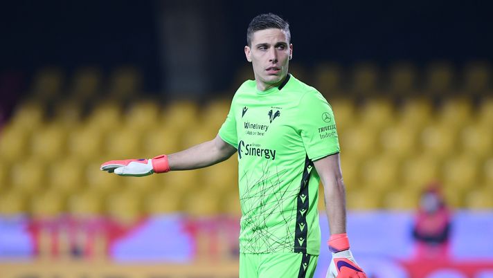 BENEVENTO, ITALY - MARCH 03: Marco Silvestri of Hellas Verona FC during the Serie A match between Benevento Calcio  and Hellas Verona FC at Stadio Ciro Vigorito on March 03, 2021 in Benevento, Italy. (Photo by Francesco Pecoraro/Getty Images) 