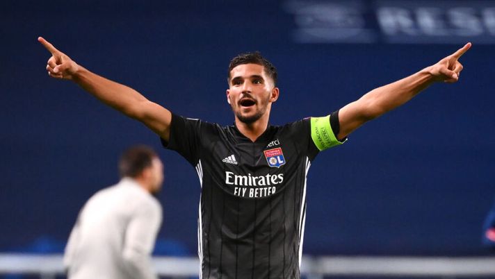 LISBON, PORTUGAL - AUGUST 15: Houssem Aouar of Olympique Lyon celebrates following his team's victory in the UEFA Champions League Quarter Final match between Manchester City and Lyon at Estadio Jose Alvalade on August 15, 2020 in Lisbon, Portugal. (Photo by Franck Fife/Pool via Getty Images) Sky: “Aouar, la Roma ha chiesto informazioni. Non c’è una trattativa ma l’interesse…” - immagine 1