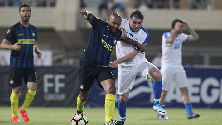 HERAKLION, GREECE - JUNE 07: Olivier Dacourt of Inter Forever competes for the ball with Theodoors Zagorakis of Greece 2004 during the friendlt match between Greece 2004 and Inter Forever at Pankrition Stadium on June 7, 2017 in Heraklion, Greece. (Photo by Marco Luzzani - Inter/FC Internazionale via Getty Images) HERAKLION, GREECE - JUNE 07: Olivier Dacourt of Inter Forever competes for the ball with Theodoors Zagorakis of Greece 2004 during the friendlt match between Greece 2004 and Inter Forever at Pankrition Stadium on June 7, 2017 in Heraklion, Greece. (Photo by Marco Luzzani - Inter/FC Internazionale via Getty Images)