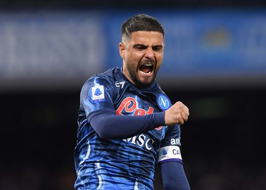 NAPLES, ITALY - FEBRUARY 12: Lorenzo Insigne of Napoli celebrates after scoring the first goal of Napoli during the Serie A match between SSC Napoli and FC Internazionale at Stadio Diego Armando Maradona on February 12, 2022 in Naples, Italy. (Photo by SSC NAPOLI/SSC NAPOLI via Getty Images) insigne napoli inter