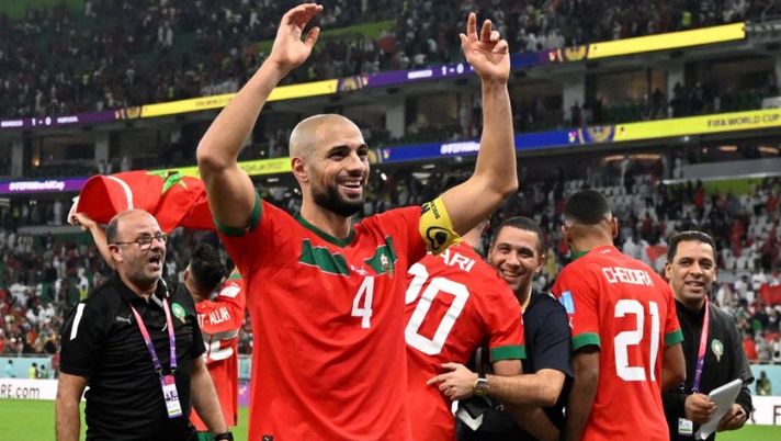 Morocco's midfielder #04 Sofyan Amrabat celebrates after winning the Qatar 2022 World Cup quarter-final football match between Morocco and Portugal at the Al-Thumama Stadium in Doha on December 10, 2022. (Photo by PATRICIA DE MELO MOREIRA / AFP) (Photo by PATRICIA DE MELO MOREIRA/AFP via Getty Images) Amrabat: “Barcellona e Atletico? È un orgoglio, ma sono alla Fiorentina. Simeone…” - immagine 1