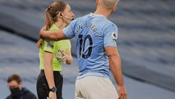 “Abbraccia” la guardalinee, è bufera sul gesto inappropriato di Aguero