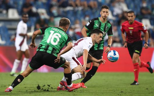 REGGIO NELL'EMILIA, ITALY - SEPTEMBER 17: Josip Brekalo (R) of Torino FC is challenged by Davide Frattesi (L) of US Sassuolo during the Serie A match between US Sassuolo and Torino FC at Mapei Stadium - Citta' del Tricolore on September 17, 2021 in Reggio nell'Emilia, Italy. (Photo by Marco Luzzani/Getty Images) REGGIO NELL'EMILIA, ITALY - SEPTEMBER 17: Josip Brekalo (R) of Torino FC is challenged by Davide Frattesi (L) of US Sassuolo during the Serie A match between US Sassuolo and Torino FC at Mapei Stadium - Citta' del Tricolore on September 17, 2021 in Reggio nell'Emilia, Italy. (Photo by Marco Luzzani/Getty Images)