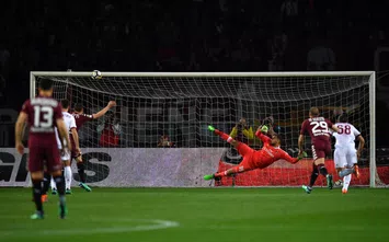  TURIN, ITALY - APRIL 18: Andrea Belotti (L) of Torino FC misses a penalty during the Serie A match between Torino FC and AC Milan at Stadio Olimpico di Torino on April 18, 2018 in Turin, Italy. (Photo by Valerio Pennicino/Getty Images)