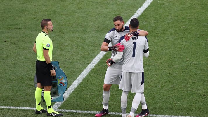ROME, ITALY - JUNE 20: Gianluigi Donnarumma of Italy is replaced by team mate Salvatore Sirigu during the UEFA Euro 2020 Championship Group A match between Italy and Wales at Olimpico Stadium on June 20, 2021 in Rome, Italy. (Photo by Ryan Pierse/Getty Images) 
