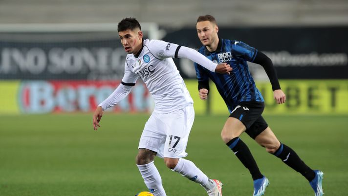 BERGAMO, ITALY - NOVEMBER 25: Mathias Olivera of SSC Napoli controls the ball whilst under pressure from Teun Koopmeiners of Atalanta BC during the Serie A TIM match between Atalanta BC and SSC Napoli at Gewiss Stadium on November 25, 2023 in Bergamo, Italy. (Photo by Emilio Andreoli/Getty Images) L’ex Ds del Napoli: “Con l’Atalanta fondamentale vincere per avvicinare la Champions” - immagine 1