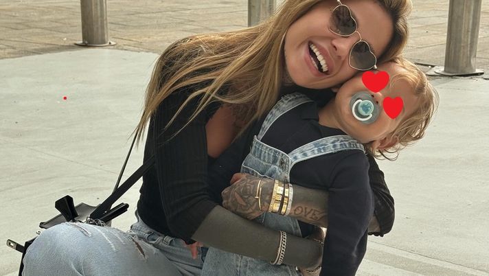 Theo jr compie due anni, mamma Zoe: “Illumini la vita col tuo sorriso. A volte…” - immagine 1