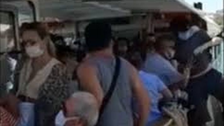 Venezia, turista si toglie la mascherina sul battello: lo prendono a pugni 