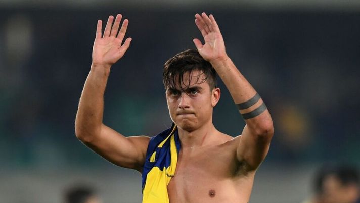 VERONA, ITALY - OCTOBER 30: Paulo Dybala of Juventus greet his fans during the Serie A match between Hellas and Juventus at Stadio Marcantonio Bentegodi on October 30, 2021 in Verona, Italy. (Photo by Alessandro Sabattini/Getty Images) Guardalà (Sky): “Gestione non semplice di Dybala ora: dovrà essere bravo Allegri” - immagine 1
