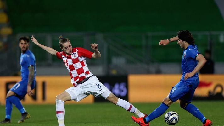 FROSINONE, ITALY - MARCH 25:  Sandro Tonali of Italy U21 competes for the ball with Basic Toma of Croatia U21 during the International Friendly match between Italy U21 and Croatia U21 at Stadio Benito Stirpe on March 25, 2019 in Frosinone, Italy.  (Photo by Paolo Bruno/Getty Images) 