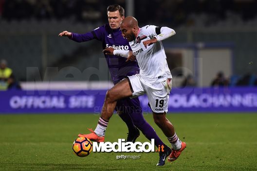 FLORENCE, ITALY - DECEMBER 04:  Josip Ilicic (L) of Fiorentina and Haitam Aleesami compete for the ball during the Serie A match between ACF Fiorentina and US Citta di Palermo at Stadio Artemio Franchi on December 4, 2016 in Florence, Italy.  (Photo by Tullio M. Puglia/Getty Images) 