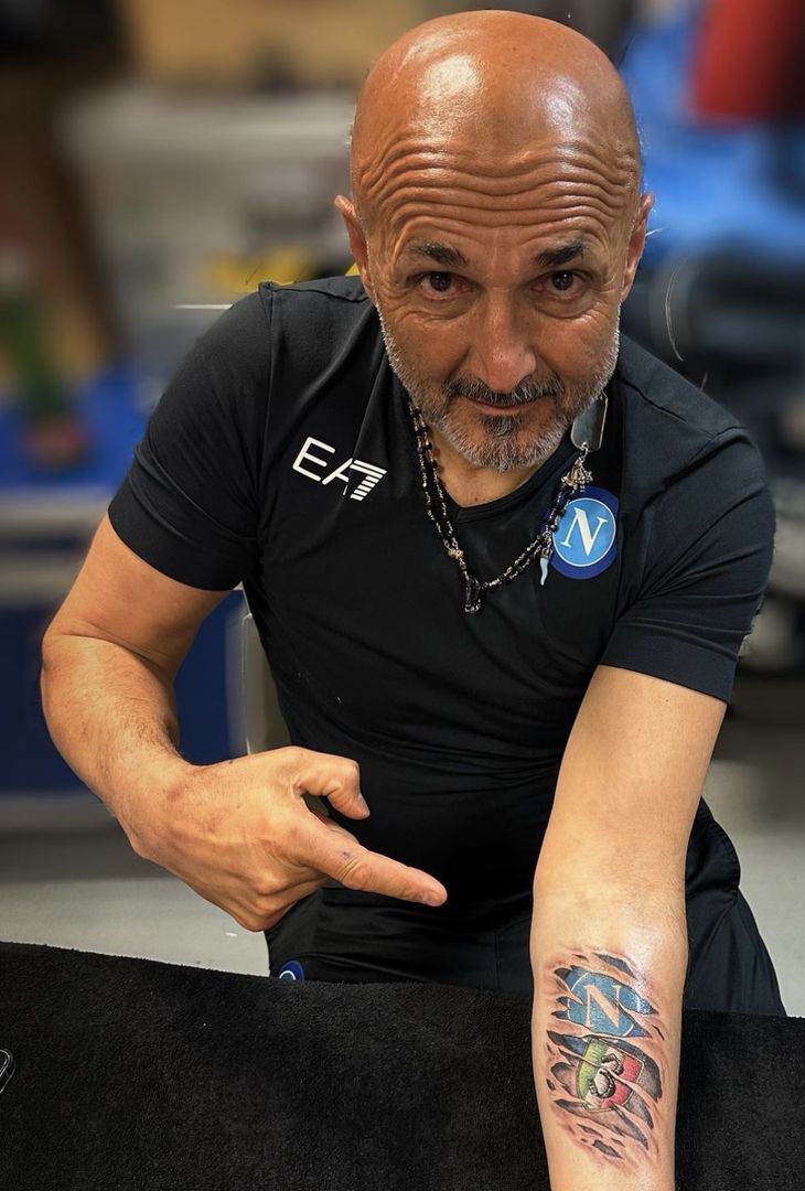 Spalletti dimostra il suo amore per Napoli e si tatua il terzo scudetto! Ecco le foto - immagine 5