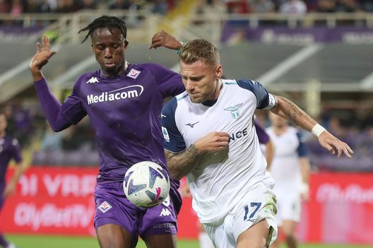 FLORENCE, ITALY - OCTOBER 10: Christian Michael Kouakou Kouamé of ACF Fiorentina in action against Ciro Immobile of SS Lazio during the Serie A match between ACF Fiorentina and SS Lazio at Stadio Artemio Franchi on October 10, 2022 in Florence, Italy. (Photo by Gabriele Maltinti/Getty Images) Sarri: “Fiorentina pericolosissima, partita a rischio. Immobile? Vuole esserci”- immagine 2