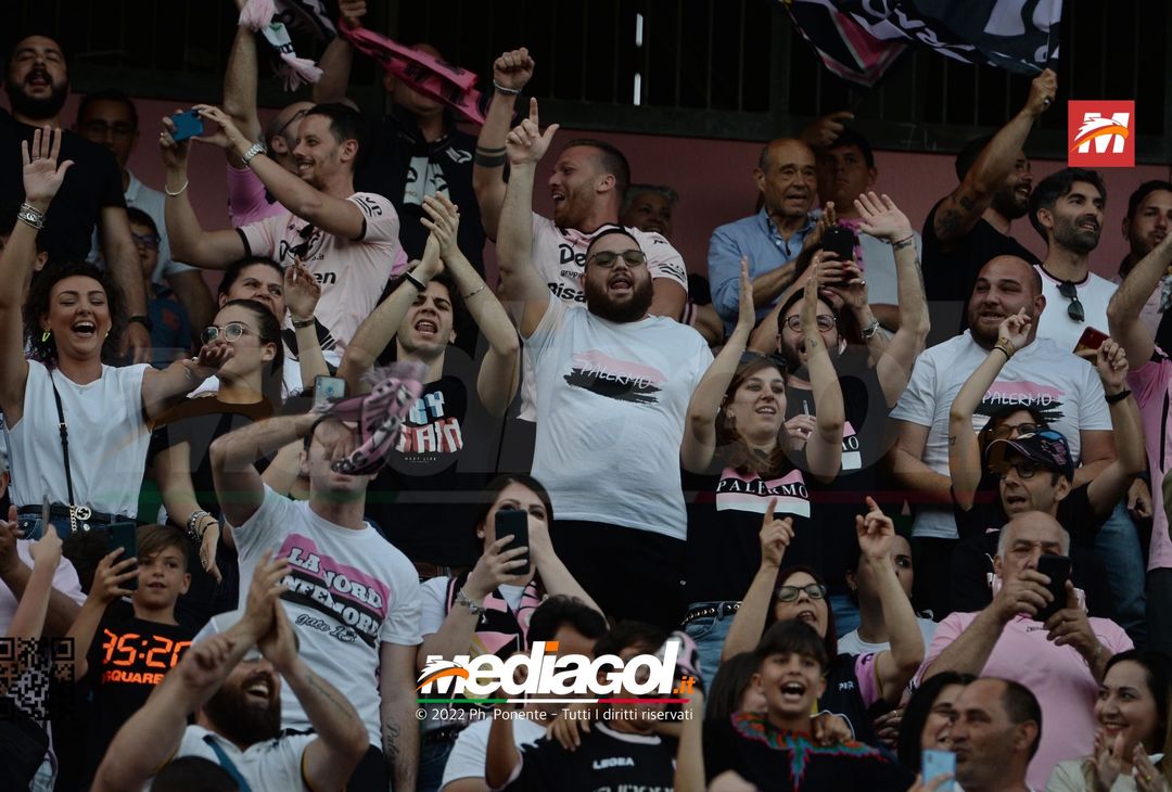 Fototifo, i tifosi allo stadio per Palermo-Feralpisaló 1-0 (gallery) - immagine 176