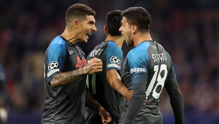 AMSTERDAM, NETHERLANDS - OCTOBER 04: Giovanni Simeone of SSC Napoli celebrates with teammate Giovanni Di Lorenzo after scoring their team's sixth goal during the UEFA Champions League group A match between AFC Ajax and SSC Napoli at Johan Cruyff Arena on October 04, 2022 in Amsterdam, Netherlands. (Photo by Dean Mouhtaropoulos/Getty Images) Da Firenze: il Napoli dà una lezione alla Fiorentina su come si vende - immagine 1