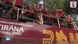 VIDEO Roma, il bus scoperto arriva in città e sfila. Zaniolo e compagni scatenati!