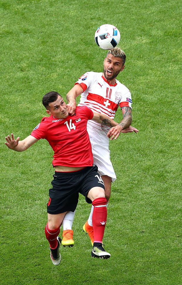 Valon Behrami contro Xhaka a Euro 2016 (Photo by Clive Mason/Getty Images) Valon Behrami contro Xhaka a Euro 2016 (Photo by Clive Mason/Getty Images)