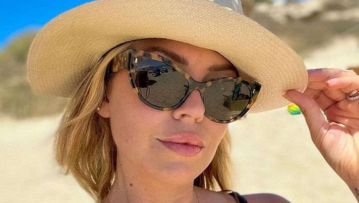 Instagram @costy_caracciolo Costanza Caracciolo, decollete in primo piano da Formentera: “Modalità vacanza!” - immagine 1