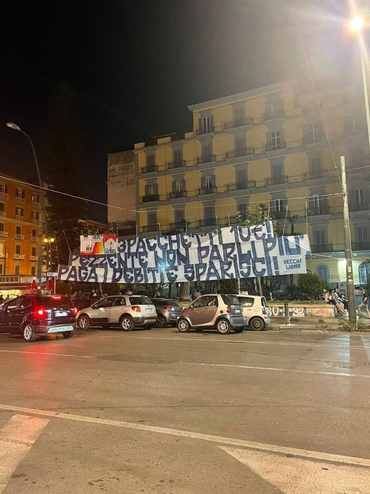 De Laurentiis contestato nella notte dagli ultras: duro striscione esposto in città- immagine 3