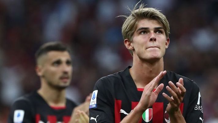 MILAN, ITALY - AUGUST 13: Charles De Ketelaere of AC Milan salutes the crowd at the end of the Serie A match between AC MIlan and Udinese Calcio at Stadio Giuseppe Meazza on August 13, 2022 in Milan, . (Photo by Marco Luzzani/Getty Images) Sacchi: “Dovete dare tempo a De Ketelaere, c’è un dettaglio da non sottovalutare” - immagine 1